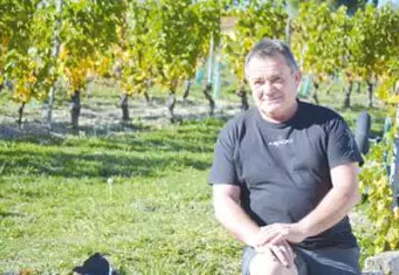 Jean-Pierre Pradier, du haut de ses soixante années passées dans les vignes, prend sa retraite et cède son exploitation.