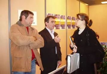 Frédérique Ferey, interne des Hôpitaux de Lyon, qui souhaite exercer en milieu rural, est venue rencontrer des élus de communes (ici de Condat en Feniers) désireux de voir s'installer un médecin sur leur territoire.