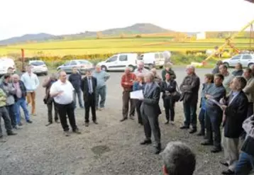 A l’appel de la Fnsea et JA 63, une soixantaine d’agriculteurs accompagnait la visite du Préfet, Michel Fuzeau, sur l’exploitation de Bruno Guegen.