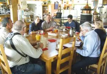 Un an après le blocage de Clermont, les responsables FNSEA 63 et JA 63 invitent les médias à un café-conférence pour expliquer la situation actuelle de l'agriculture.