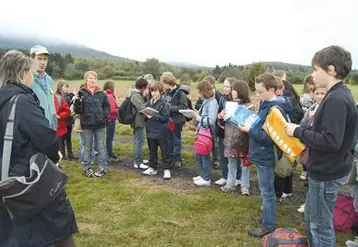Dehors, au pied du puy-de-Dôme, découverte des pâturages. On écoute et on prend des notes.