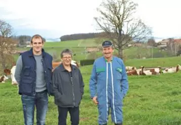 Le Gaec Grégoire à Aveize dans les monts du Lyonnais a accueilli sur son exploitation un groupe
d’éleveurs laitiers lors des journées énergisantes du BTPL.
