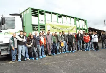 Devant le camion : les responsables de Copagno en compagnie d’éleveurs de la coopérative, d’une partie de l’équipe des salariés de Copagno, des responsables des filières aval, du président de l’Aroa et d’un représentant des races ovines du Massif central.