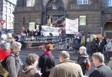 Les manifestants ont fait le déplacement jusqu’à la préfecture de Clermont-Ferrand pour témoigner de leur mécontentement.
