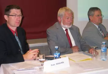 Yves Soulhol directeur, Michel Thouly et Gérard Budin ont tenté de rassurer les producteurs sur l’avenir du lait