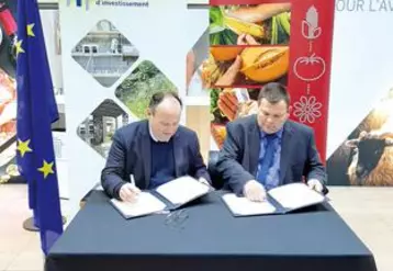 Ambroise Fayolle, Vice-président de la BEI et Sébastien Vidal, Vice-Président de Limagrain ont signé un accord de prêt sur le stand de la BEI au salon de l’agriculture.