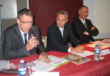 Dominique Giraud, M.Besson et le président Gilles Berthonnèche.