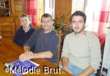 De gauche à droite : Cécile et Stéphane Verdier, aux côtés de leur technicien Sébastien Maruel.