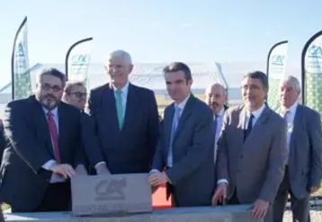 Pose « en équipe » de la 1ère pierre du futur Siège social du Crédit Agricole Centre France: (au premier plan) Olivier Bianchi, Marc Deschamps, Flavien Neuvy, Jean François Giraud et André Janot.