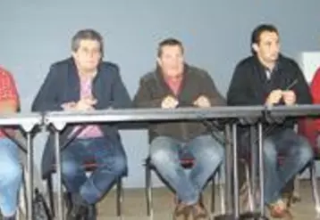 Dominique Barrau et Jacques Chazalet, au centre sur la photo, ont répondu à l’invitation de Pascal Servier, David Chauve et Jean-Yves Ayel qui, au nom de l’UDSEA du Puy-de-Dôme, souhaitaient rassembler les éleveurs sur la quesion de l’avenir de l’élevage en zone de montagne. Le débat s’est instauré avec quelque 160 agriculteurs présents.