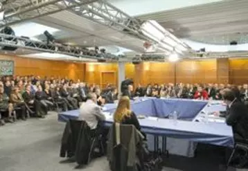 Le président de la République a profité du salon de l’Agriculture pour convier six agriculteurs à une table ronde, dont Michèle Boudoin (ici de dos) éleveuse ovins.