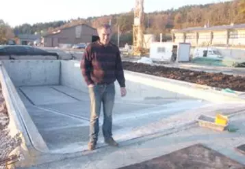 William Rousset, producteur de veaux à l'engraissement, devant son installation de méthanisation.