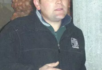 Sébastien Vidal accueille dans son local de stockage (ail rose)
