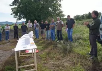 Paul Barbazanges, animateur de la Fédération viticole du Puy-de-Dôme, expose aux viticulteurs ses 
observations des vignes.
