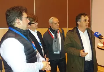 Le 5 novembre à la Grande Halle d’Auvergne, Sébastien Gouttebel, président de l’Association des maires ruraux du Puy de Dôme (à gauche) accueillait l’écrivain Alexandre Jardin venu présenter le mouvement citoyen Bleu Blanc Zèbre au sein duquel les maires ruraux sont particulièrement impliqués.
Alexandre Jardin a ensuite dédicacé son livre «LAISSEZ-NOUS FAIRE ! On a déjà commencé» sur le stand de «La librairie des Volcans »