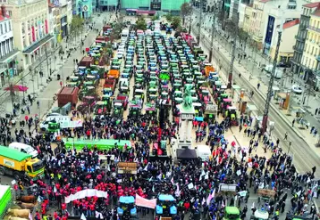 Des dizaines de tracteurs sur la place de Jaude et des files immenses stationnées dans plusieurs artères de la ville.