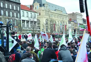 Une foule compacte et unie a pris possession de la place de Jaude à Clermont-Ferrand.