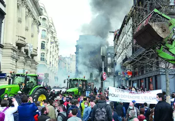 En fin de manifestation, les JA ont pris d’assaut la préfecture de région, où les CRS ont utilisé des gaz lacrymogènes pour disperser la foule.