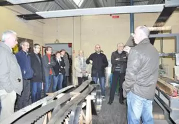 Gérard Vial, responsable pédagogique des formations scieries au CFA d’Ambert, explique aux invités les spécificités des métiers de la scierie.