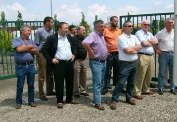 Michel Saintemartine, animateur de l’ADIRA (ici tout à droite) a présenté la visite de l’ASA Limagne Noire (700 ha irrigués), présidée par Christian Liabeuf, qui valorise les eaux traitées recyclées de la station d’épuration d’Aulnat de Clermont Communauté et celles de la sucrerie Bourdon.