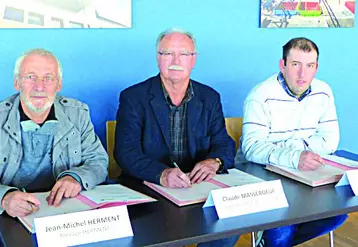 Jean-Michel Herment, Claude Masseboeuf, Jérôme Arnaud ont signé une convention pour le co-compostage à la ferme d’effluents d’élevage et de végétaux.