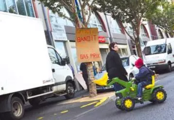 Les éleveurs ont manifesté devant le tribunal de Commerce avec leurs enfants. Une façon de montrer aux juges et surtout à Antoine Garmy qu’il n’y a pas seulement des intérêts économiques en jeu.