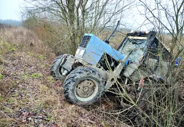 Tracteurs dans un fossé