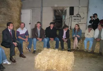 Lors de sa venue dans le Puy-de-Dôme, le 27 avril dernier sur l’exploitation de Guy Cousteix, Nicolas Sarkozy s’est entretenu avec des jeunes agriculteurs et des représentants de la profession sur la place et l’avenir de l’agriculture en France et en Europe.