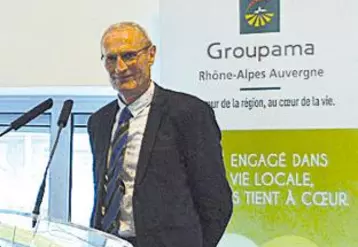 Guy Ballot, président de la Fédération des caisses locales du Puy-de-Dôme, a remis à la Caisse de Clermont-Ferrand le trophée “Tremplin local” pour ses actions en faveur du rapprochement des équipes commerciales et des élus locaux.