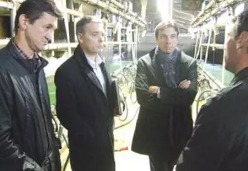 Olivier Vandebeulque et Olivier Pageau, responsables des achats chez Auchan, attentifs aux explications des producteurs sur les conditions de production des AOP.