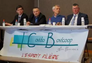 De droite à gauche, Jean-Luc Desnoyer, président de Covido-Bovicoop, Jean-Yves Besse, directeur et Philipe Dumas, président de Sicarev ont fait le point sur la campagne 2015.