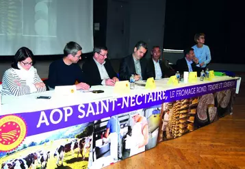 Jacques Chazalet, président de la Safer AuRA et Patrice Viala, président de l’ISN ont signé la convention de partenariat en présence de Jean-Marc Boyer, sénateur du Puy-de-Dôme.