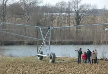 Discussion autour d’une réserve d’eau naturelle pour l’irrigation par une rampe d’irrigation circulaire.