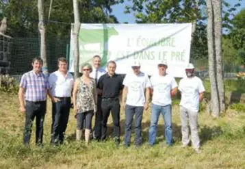 Les agriculteurs et les élus locaux se sont rassemblés au pied du Panoramique des Dômes pour la pose de la première banderole de la « Vache Verte, l’équilibre est dans le pré ».