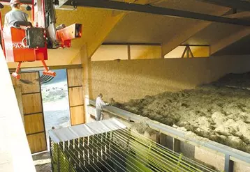 Les éleveurs se disent satisfaits d'avoir opté pour le séchage en grange, qui allège leur travail, permet de vendre le lait un peu plus cher à leur laiterie.