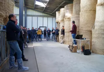 Au Gaec des Patureaux, les futurs porteurs de projet et les visiteurs ont découvert la stabulation libre sur aire paillée et échangé avec les éleveurs sur leur sentiment après quatre ans d’utilisation.