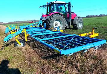 Herse étrille à ressorts utilisée sur la parcelle.