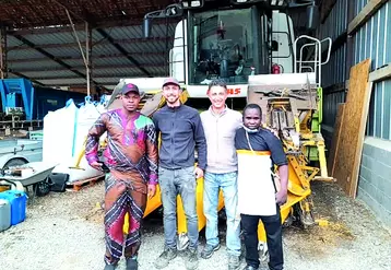 Deux jeunes agriculteurs burkinabés, accompagnés par l'AFDI, ont visité l'exploitation agricole de Nicolas Chatard, président de JA 63.