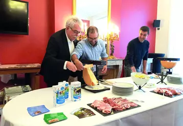 Les administrateurs de l'APLM ont profité d'une dégustation du fromage de raclette Mont Lait  dans les salons de l'Assemblée nationale pour sensibiliser députés et sénateurs du Massif central à la création d'un label Lait de Montagne.  Ici Eric Germain, trésorier de l'APLM aux côtés d'André Chassaigne, député du Puy-de-Dôme.