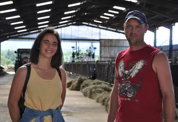 Marion Delobeau, conseillère énergie à la Chambre d'agriculture du Puy-de-Dôme et Sébastien Montalban éleveur de vaches laitières à Limons réunis dans l'un des bâtiments d'élevage échangent sur les projets photovoltaïques de l'exploitation agricole.