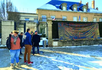 « Les promesses sont à sec », les agriculteurs puydômois ont manifesté devant les sous-préfecture d’Issoire, de Thiers et d’Ambert ce mardi 13 décembre.