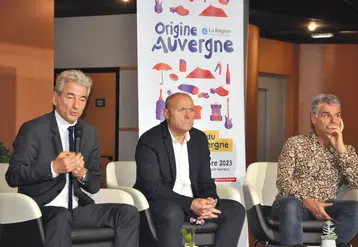 Jean-Pierre Brenas, Pierre Desprat et Fabrice Berthon, présentant le salon Origine Auvergne devant une affiche de l'évènement.