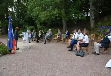 Une assistance réduite dans le jardin de la Préfecture.