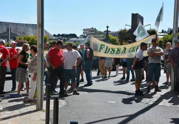 Les manifestants se sont approchés le plus près possible de la Préfecture, tout en restant dans les limites imposées par les forces de l'ordre.