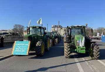 À l’appel de la FNSEA et JA, des milliers d’agriculteurs ont convergé vers Paris pour exprimer leur mécontentement et même leur colère devant l’inertie du Gouvernement face aux nombreuses contraintes qui pèsent sur la profession d’agriculteur.