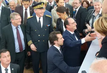 François Hollande salue les représentants des collectivités présents à Ester. De gauche à droite : Gérard Vandenbroucke, président de Région et Laurent Cayrel, Préfet du Limousin.