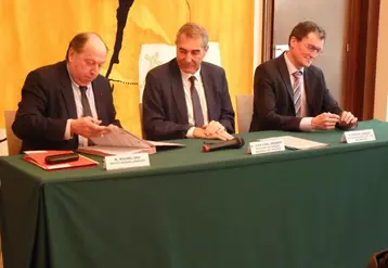 De gauche à droite, Michel Jau, préfet de région, Jean-Paul Denanot, Président de région et Pascal Londot, délégué régional de l’ASP de Limousin.