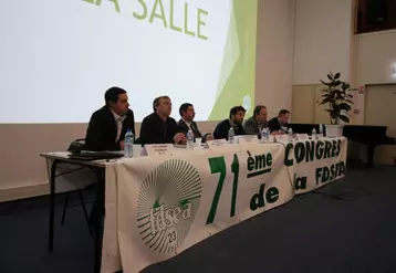 De gauche à droite  Jean-Marie Colon, président de Jeunes Agriculteurs de Creuse, Patrick Bénézit, membre du bureau FNSEA, Pascal Lerousseau, président de la FDSEA de la Creuse, Antoine Cerles, ingénieur à l’Inra, Christian Arvis, secrétaire général de la FDSEA, et Nicolas Simonnet, vice président du Conseil départemental en charge de l’agriculture.