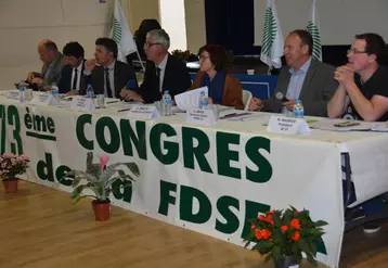 À la Tribune, Bertrand Labar, conseil départemental de la Creuse, Pascal Lerousseau, président de la Chambre d’agriculture, Henri Biès-Péré, Vice-président de la FNSEA, Thierry Jamot, président de la FDSEA de la Creuse, Magali Debatte, préfète de la Creuse, Christian Arvis, secrétaire général de la FDSEA et Michël Magnier, président de JA 23.