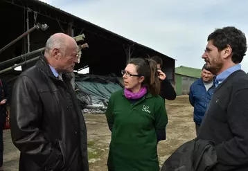 Alain Rousset, le président de la Nouvelle-Aquitaine (à gauche) est allé à la rencontre d’agriculteurs de la zone atelier en compagnie de Vincent Bretagnolle, le directeur de la zone atelier (à droite).